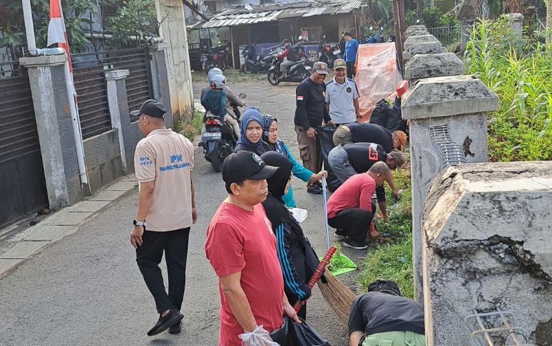 Lurah Agus Riyan Ajak Warga Rangkapan Jaya Jaga Kebersihan Lewat Program Jumat Bersih