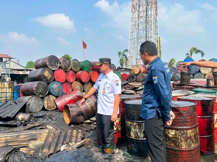 Diduga Cemari Lingkungan, Penampungan Oli Bekas Ilegal di Cakung Digerebek