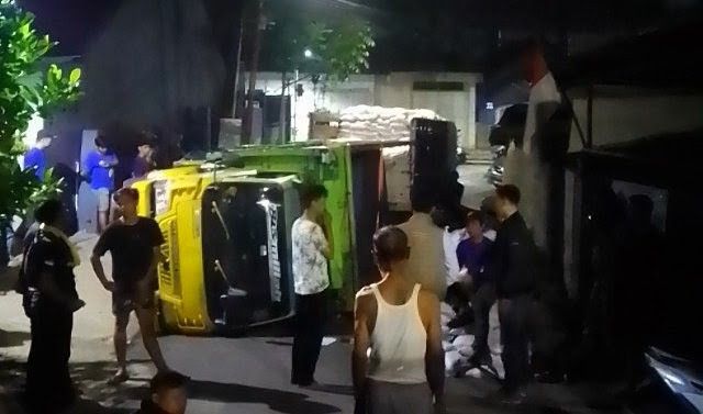 Truk Pengangkut Beras Terguling di Tanjakan Pd Hasan Sindangrasa