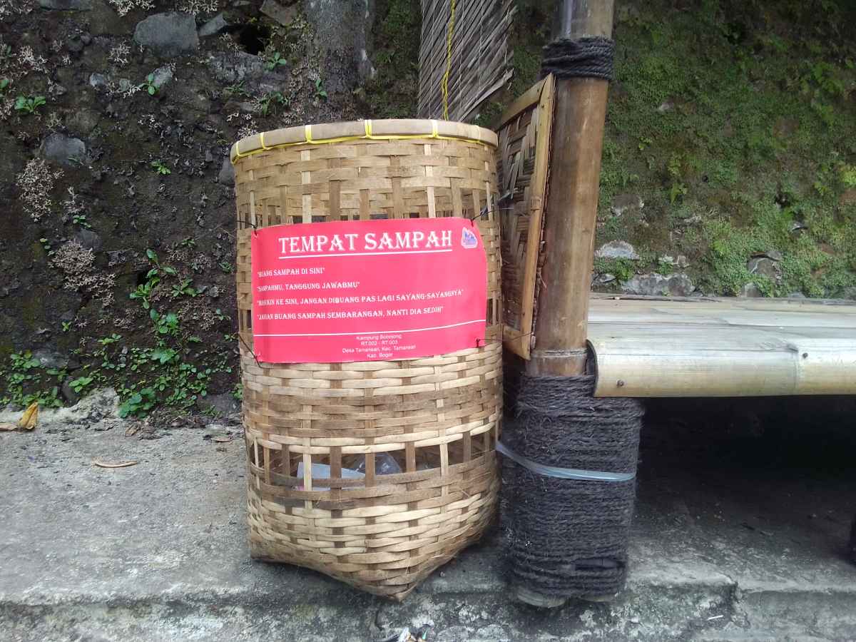 Kreatif ! Warga Bobojong Bogor Ubah Bambu Jadi Tempat Sampah Estetik