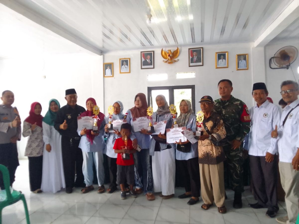 Penyerahan Hadiah Lomba Gapura Desa Cicadas, Kades: Kemenangan Harus Dijaga