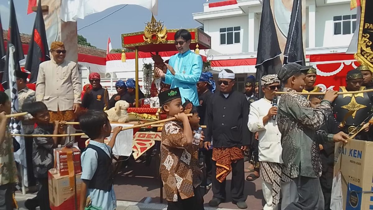 Karnaval Ngabesan Desa Kemang Meriah, Warga 10 RW Tampilkan Budaya Sunda