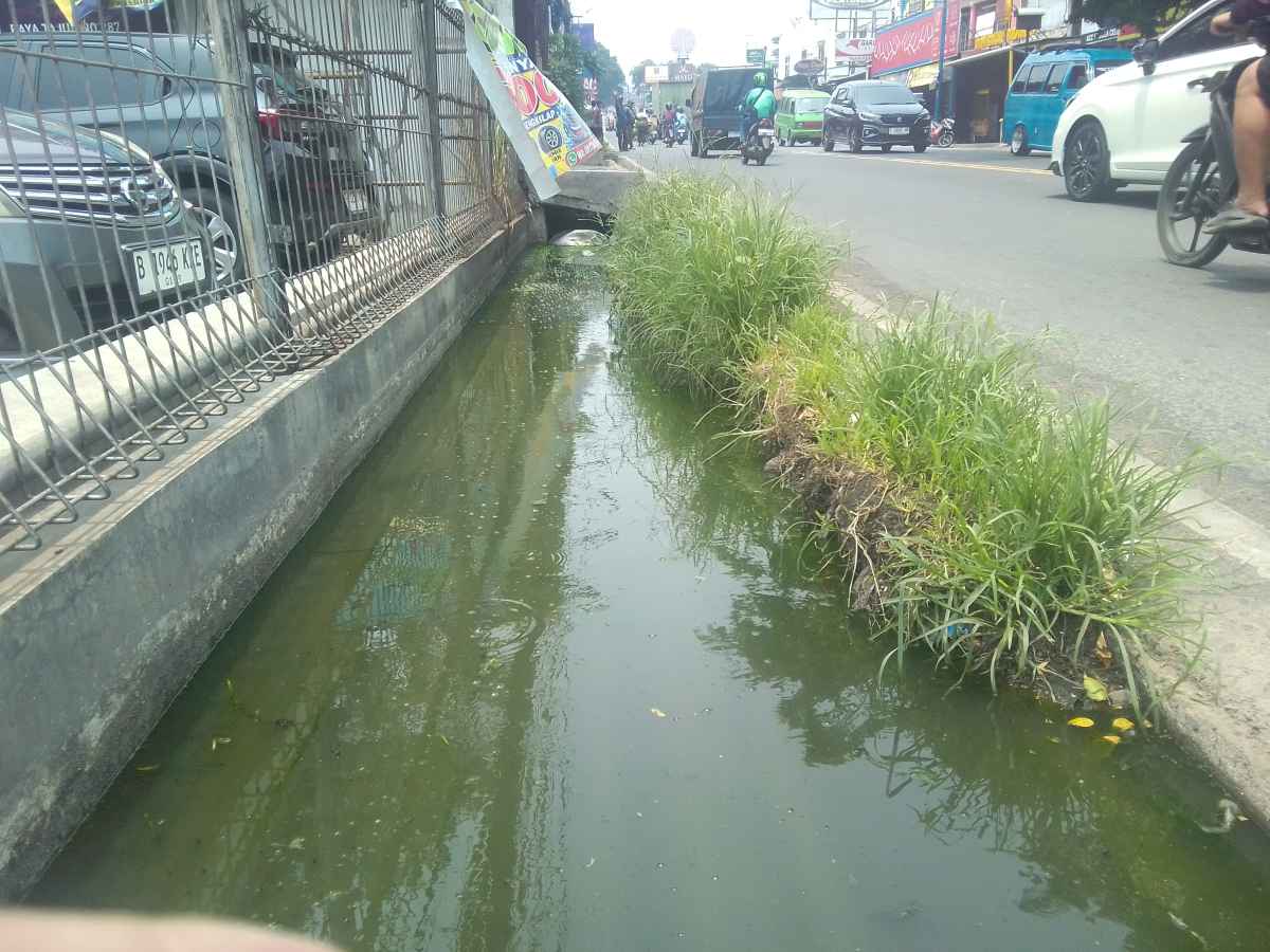 Selokan Mampet, Air Kotor Meluap di Jalan Raya Tajur Depan Sate Maranggi