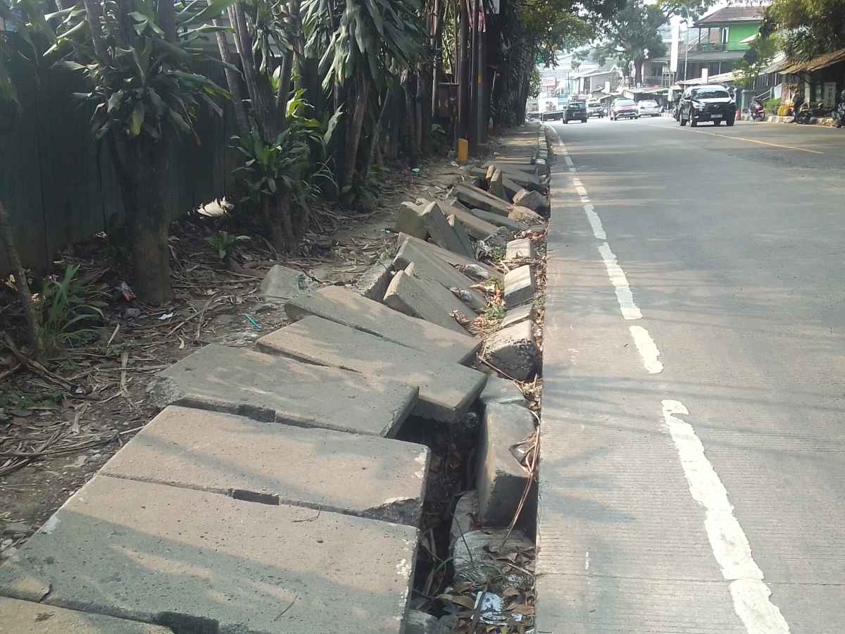 Trotoar Dibiarkan Terbengkalai di Jalan Raya Ciawi Desa Bitung Sari