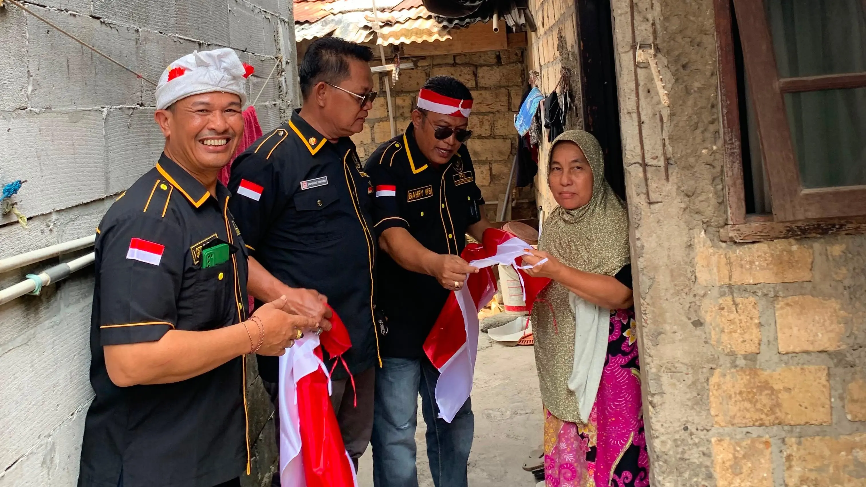 FPK Kabupaten Bogor Bagikan 1.000 Bendera, Gantikan Sang Merah Putih yang Kusam di Rumah Warga