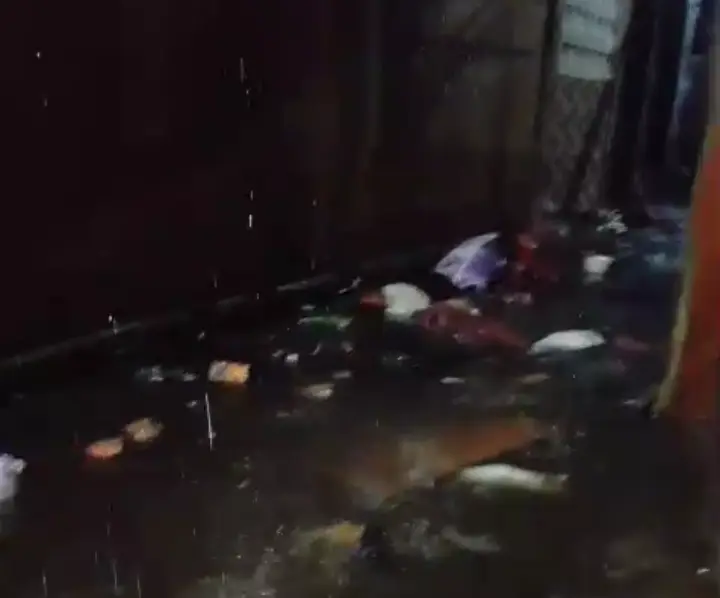 Hujan Deras Picu Banjir dan Luapan Sampah di Gang Kosasih Cikaret