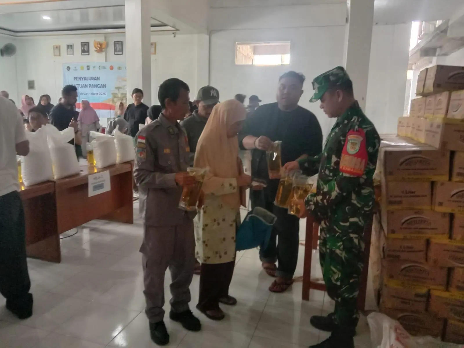 Ribuan Warga Cimandala Bogor Terima Bantuan Beras dan Minyak Goreng