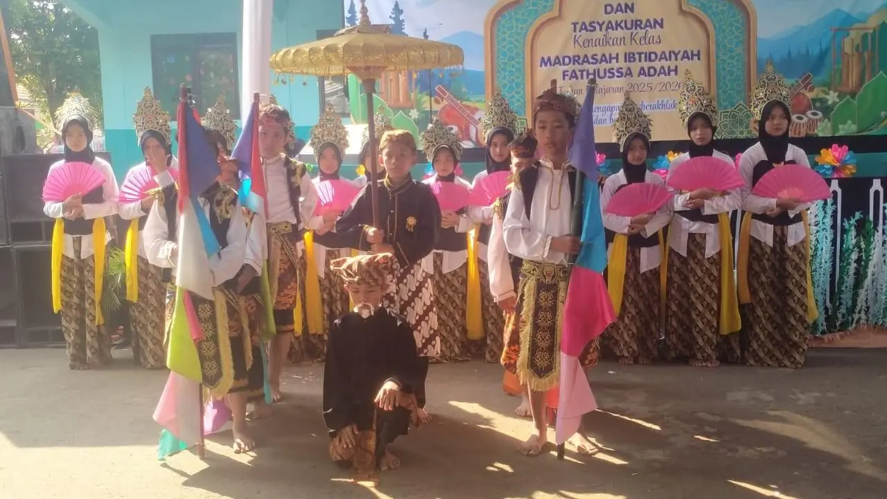 Angkatan 68 MI Fatusaadah Resmi Dilepas: Gapailah Cita-citamu Setinggi Langit, Jangan Tinggalkan Sholat