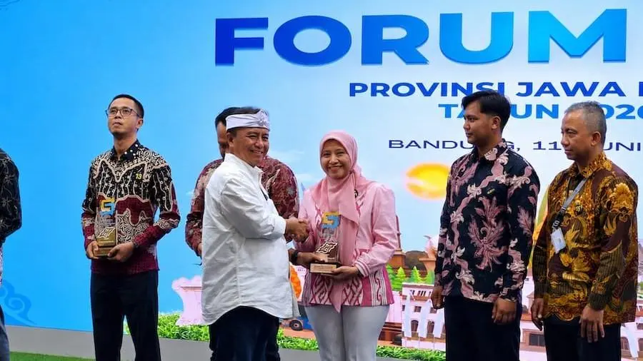 Komitmen untuk Masyarakat Berbuah Prestasi, Solusi Bangun Indonesia Raih Penghargaan CSR Jawa Barat