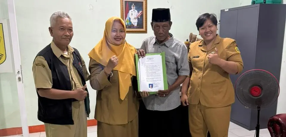 Kades Ratna Wulansari Berikan SK Ketua RW 03 Terpilih