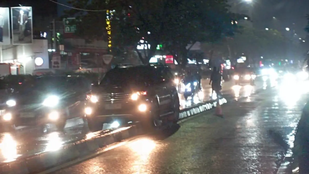 Mobil SUV Tersangkut di Separator Margonda Depok Saat Hujan Deras