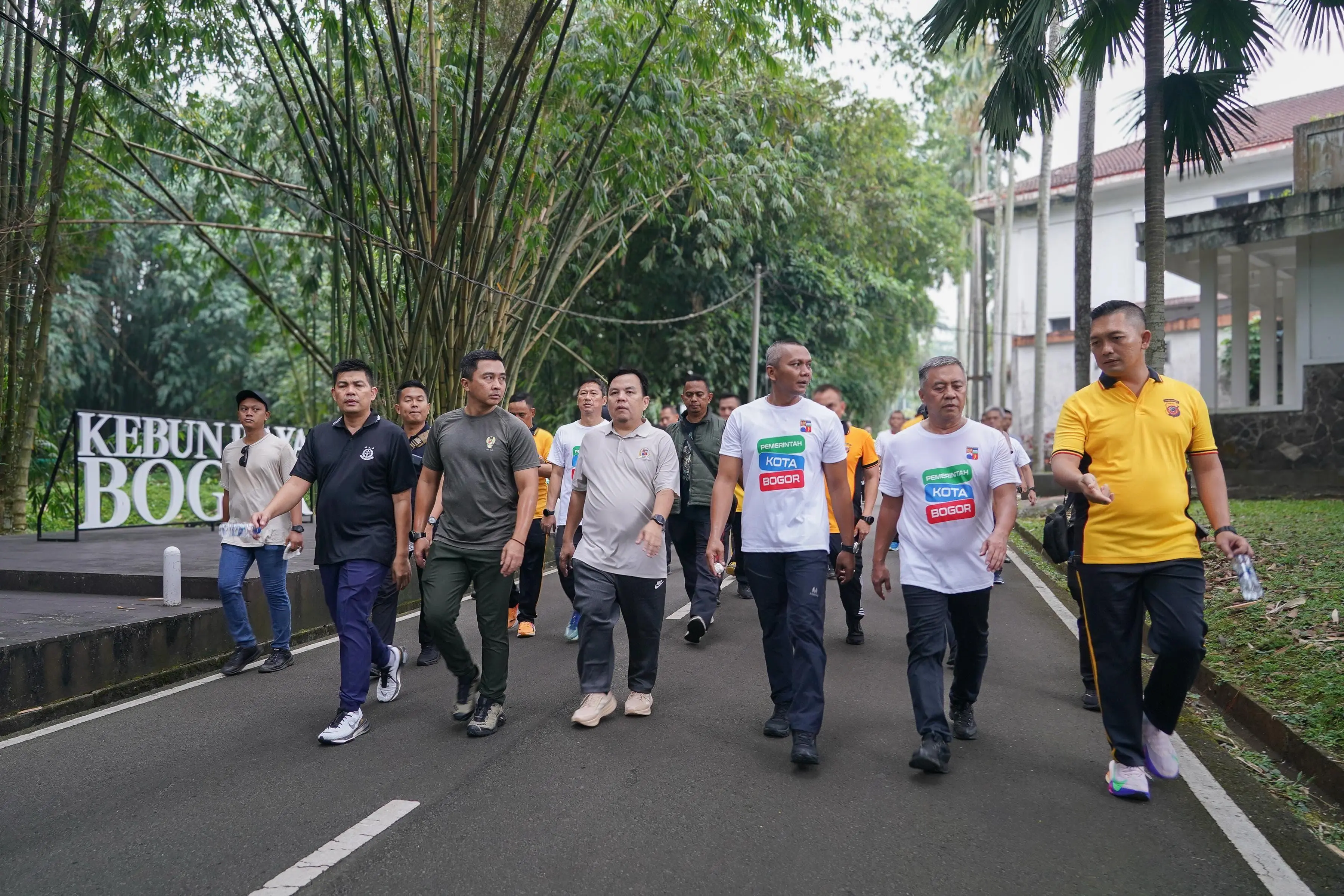 Ketua DPRD Adityawarman Adil Bahas Isu Strategis Saat Jalan Santai di Kebun Raya Bogor