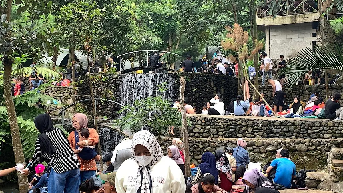 Ratusan Wisatawan Padati Lembah Batu Gunung Bunder Bogor Saat Libur Lebaran