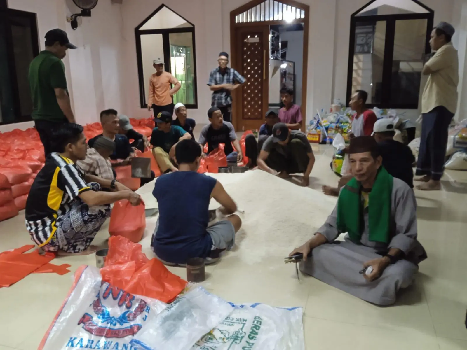 Warga Kampung Pitara Depok Tunaikan Zakat Fitrah Melalui UPZ Masjid Al-Ihsan