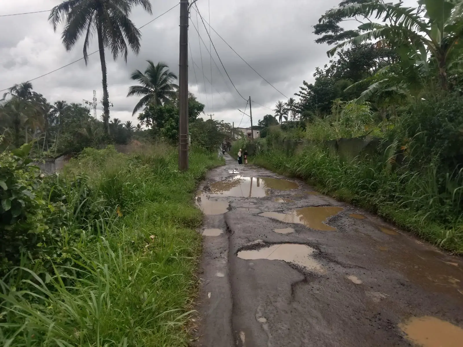 Jalan Ciburial Caringin Rusak Parah Berbulan-bulan, Warga Keluhkan Lubang dan Genangan Air