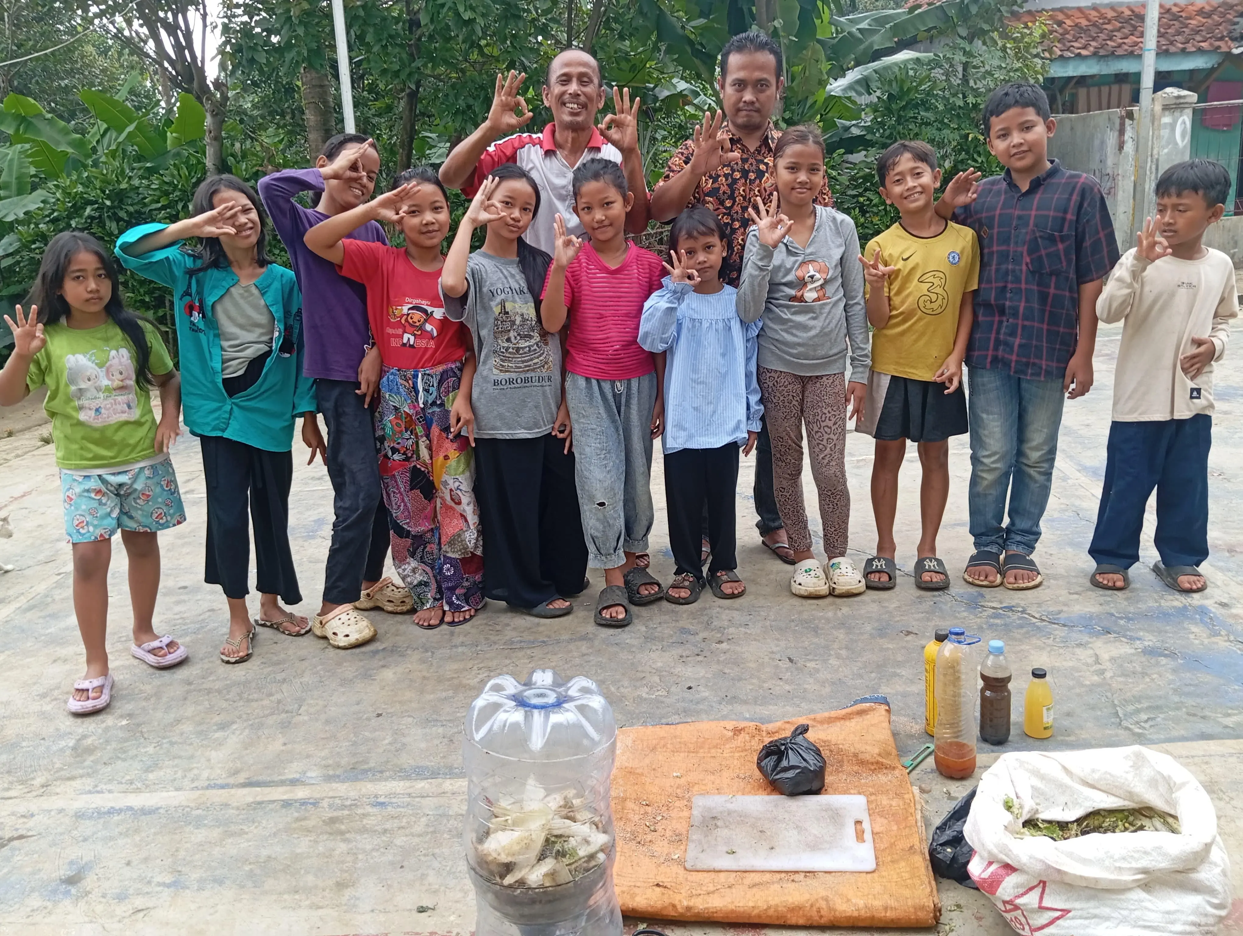 Jemput Bola Edukasi Lingkungan, Mitra Ruhay Latih Remaja RW 04 Cadasngampar Kelola Sampah dengan Komposter