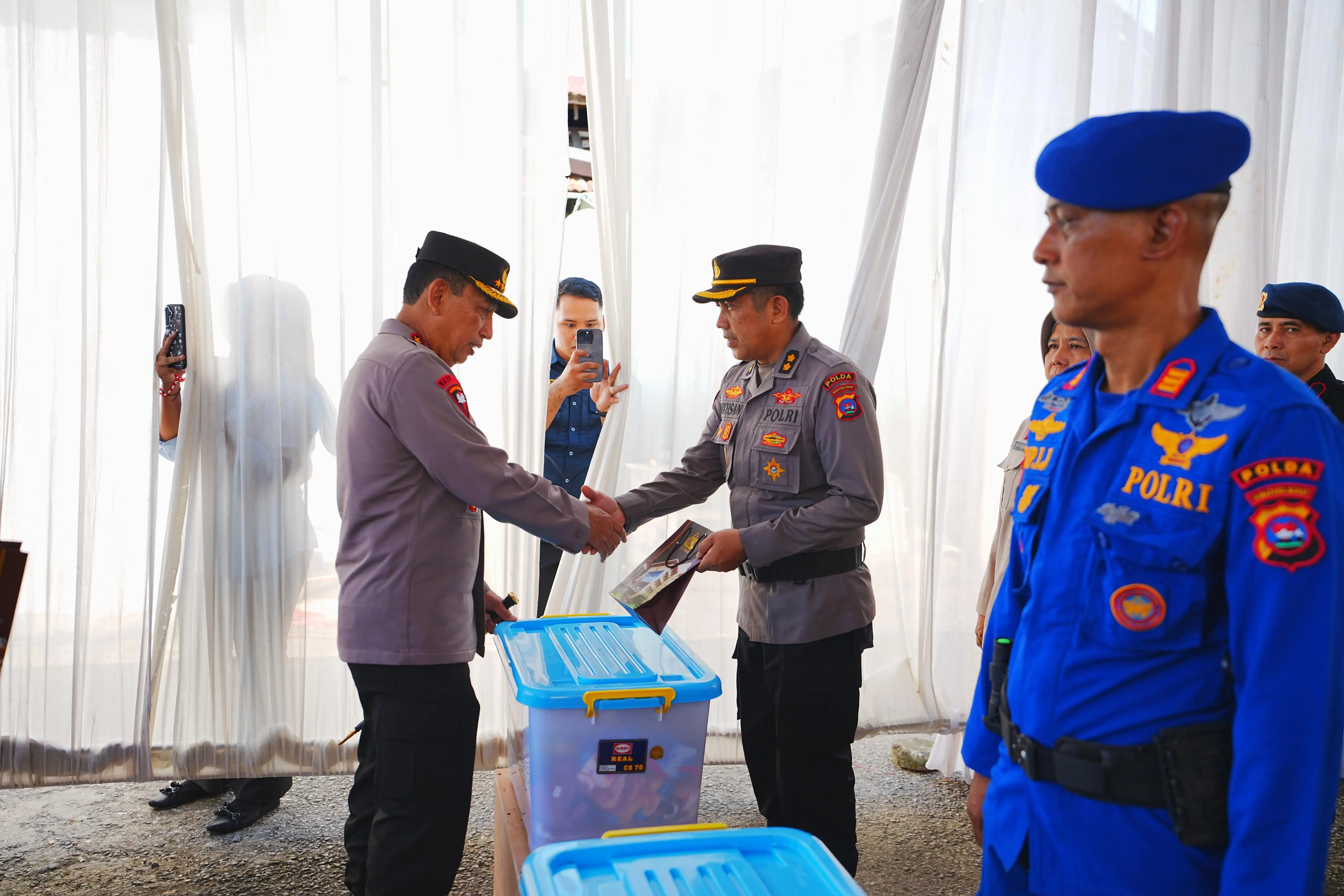 Kapolri Tunjukkan Empati dengan Bantuan untuk Anggota Polri di Sumbar
