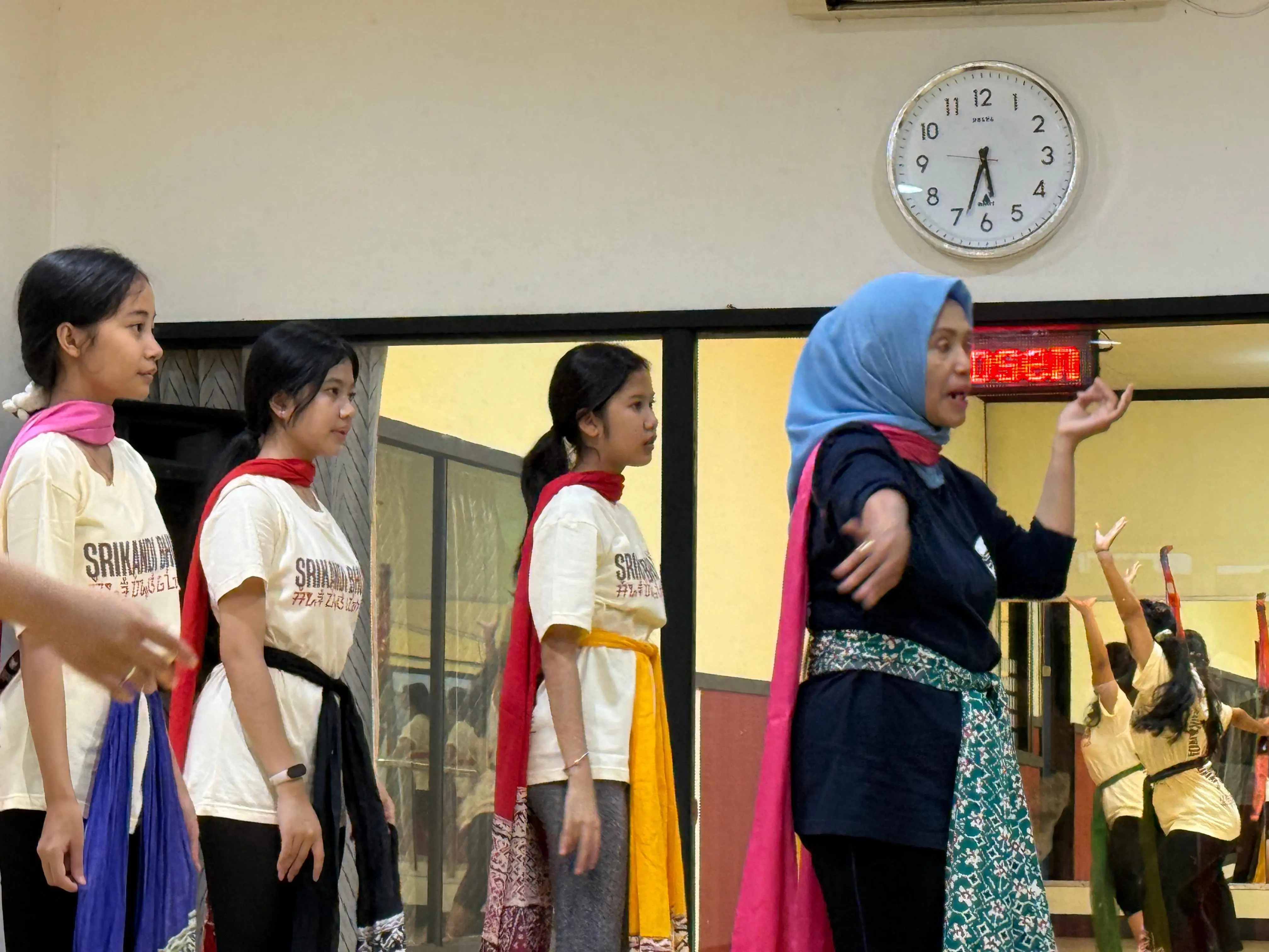 ‎Kolaborasi ISBI Bandung dan Sekolah Vokasi IPB Laksanakan Pengabdian Masyarakat Bersama Sanggar Getar Pakuan