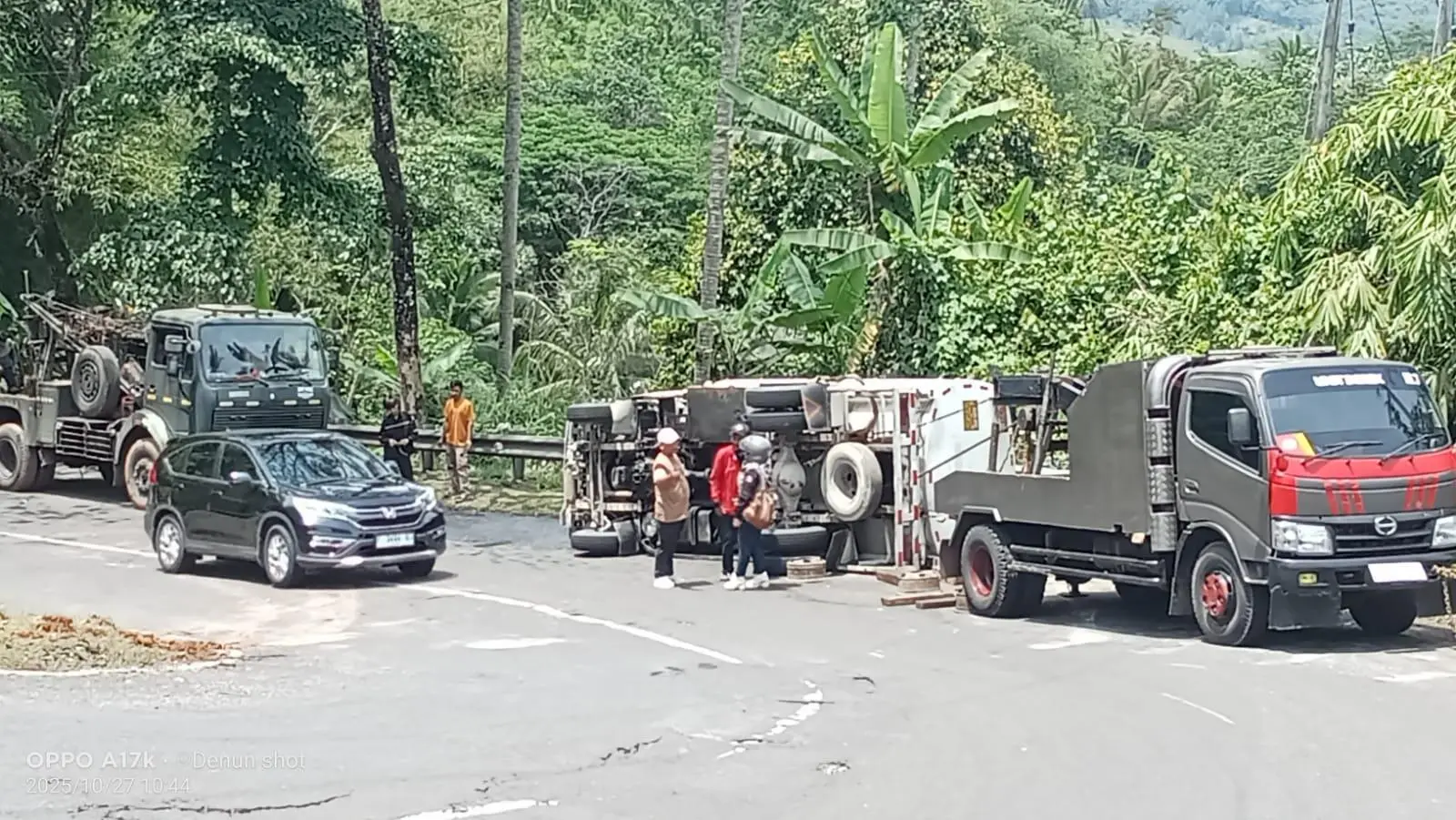 Diduga Sopir Mengantuk, Truk Tangki Solar Alami Kecelakaan Tunggal di Jalan Cikidang