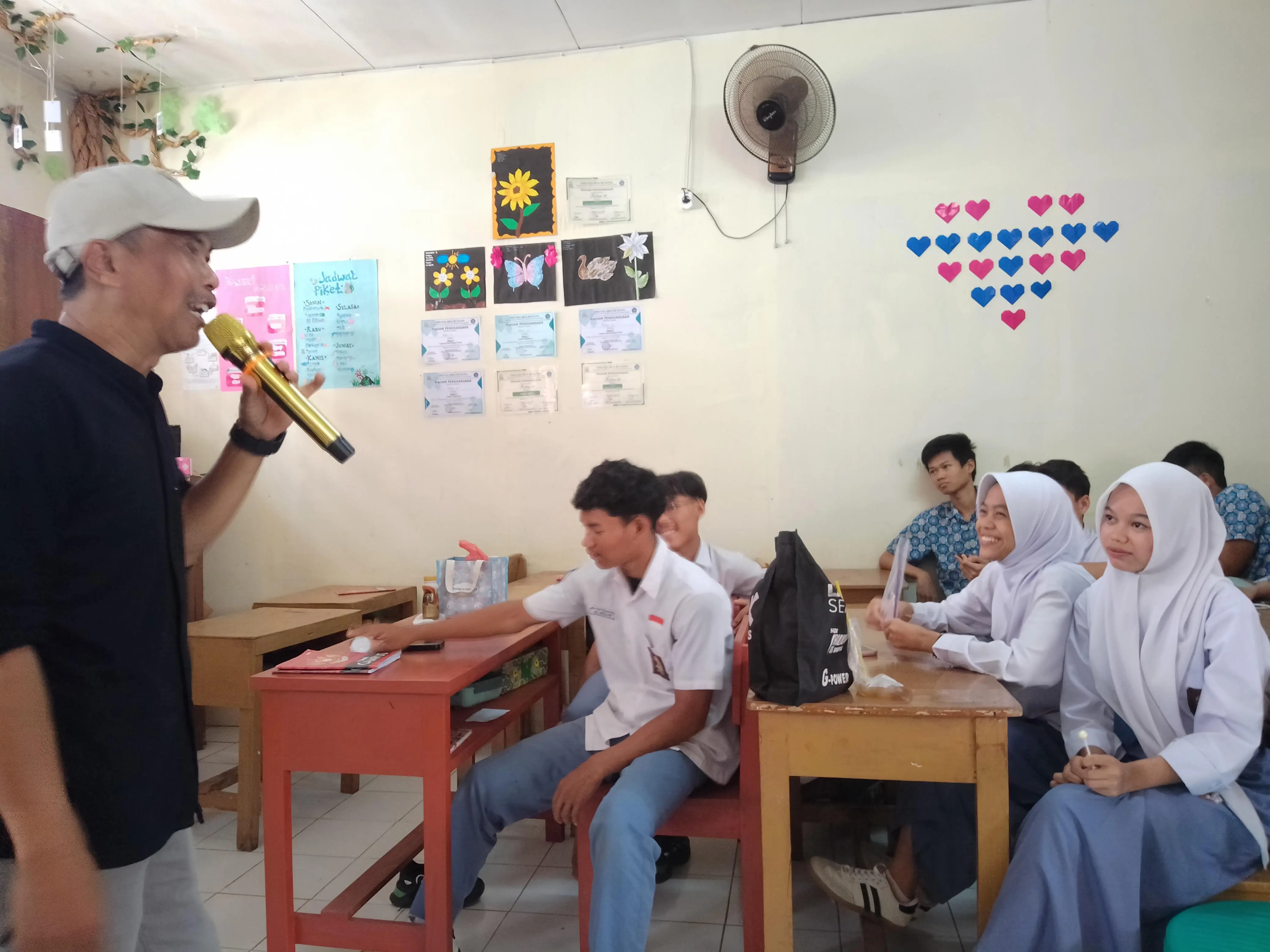 Sampah Jadi Pupuk: KSM Mitra Ruhay Tanamkan Kepedulian Lingkungan di Kalangan Pelajar