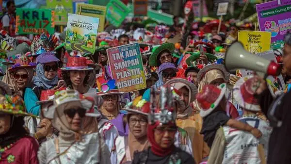 Busana daur ulang dari sampah bisa menjadi uang