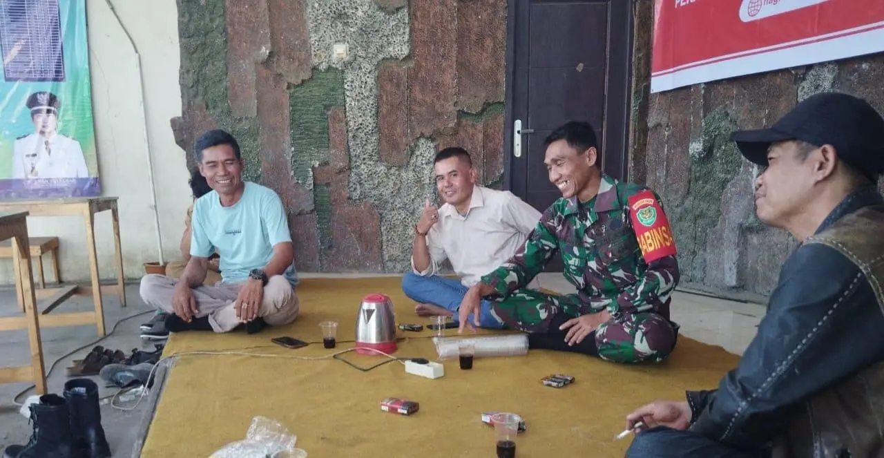 Babinsa Nagrak Lakukan Komunikasi Sosial  bareng Warga