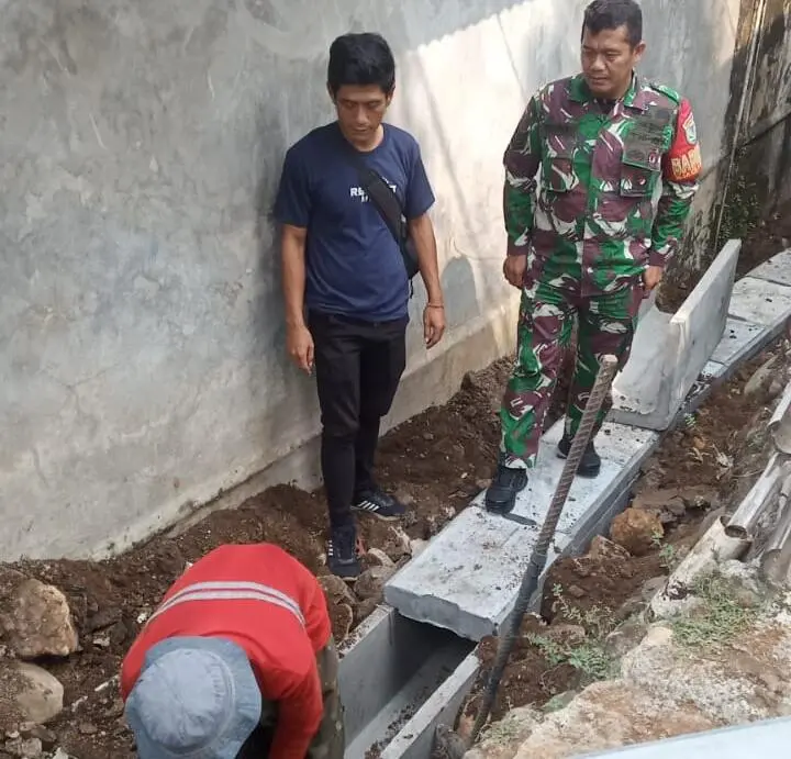 Petugas Monitoring Pembangunan Saluran Air Kampung Jambu Dipa Cilebut Timur
