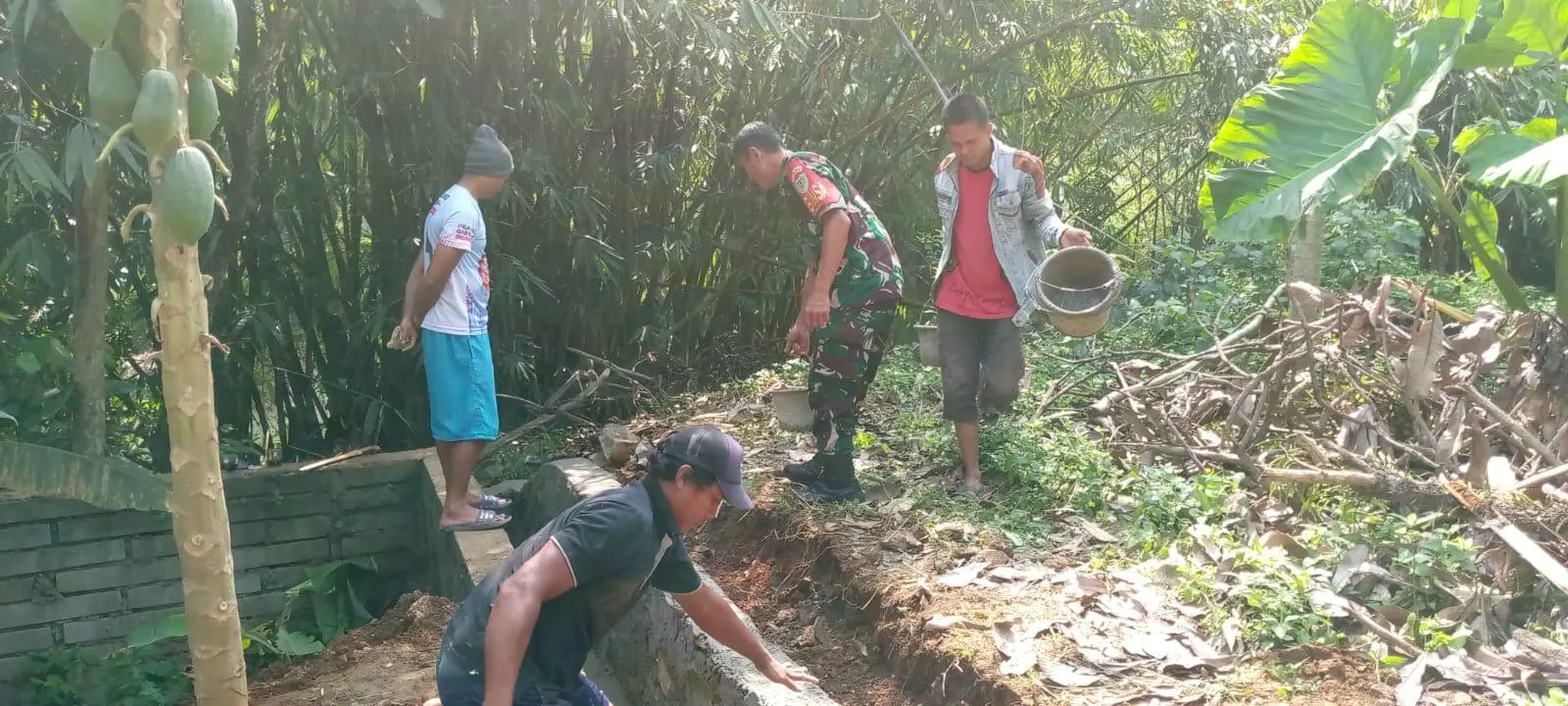 Karya Bhakti Babinsa Cikeas bersama Warga Bangun Drainase