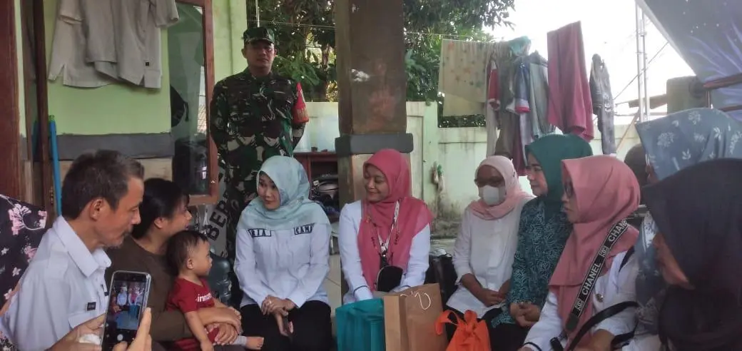 Camat Sukaraja Berikan Bantuan Kepada Balita Penderita Stunting