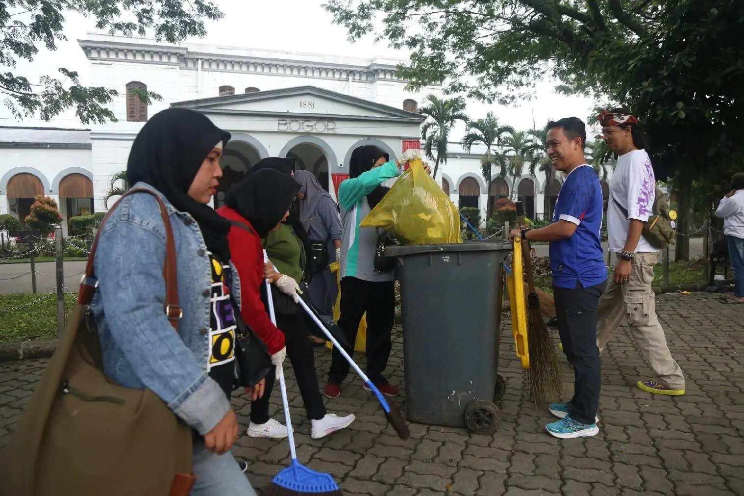 Warga Kota Bogor Kompak Bersihkan Alun-alun