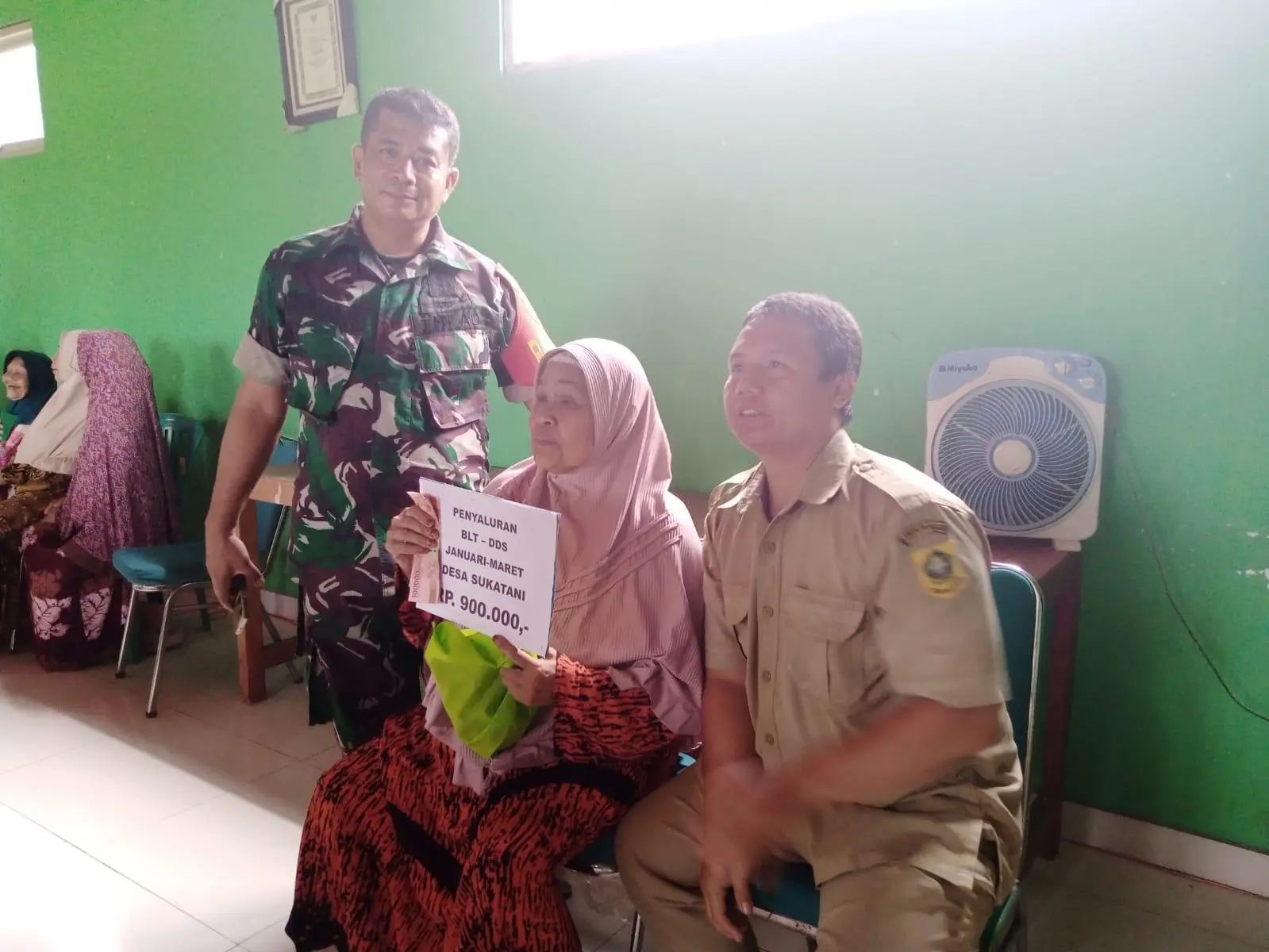 Babinsa dan Babinmas Kawal Pendistribusian BLT DD Sukatani