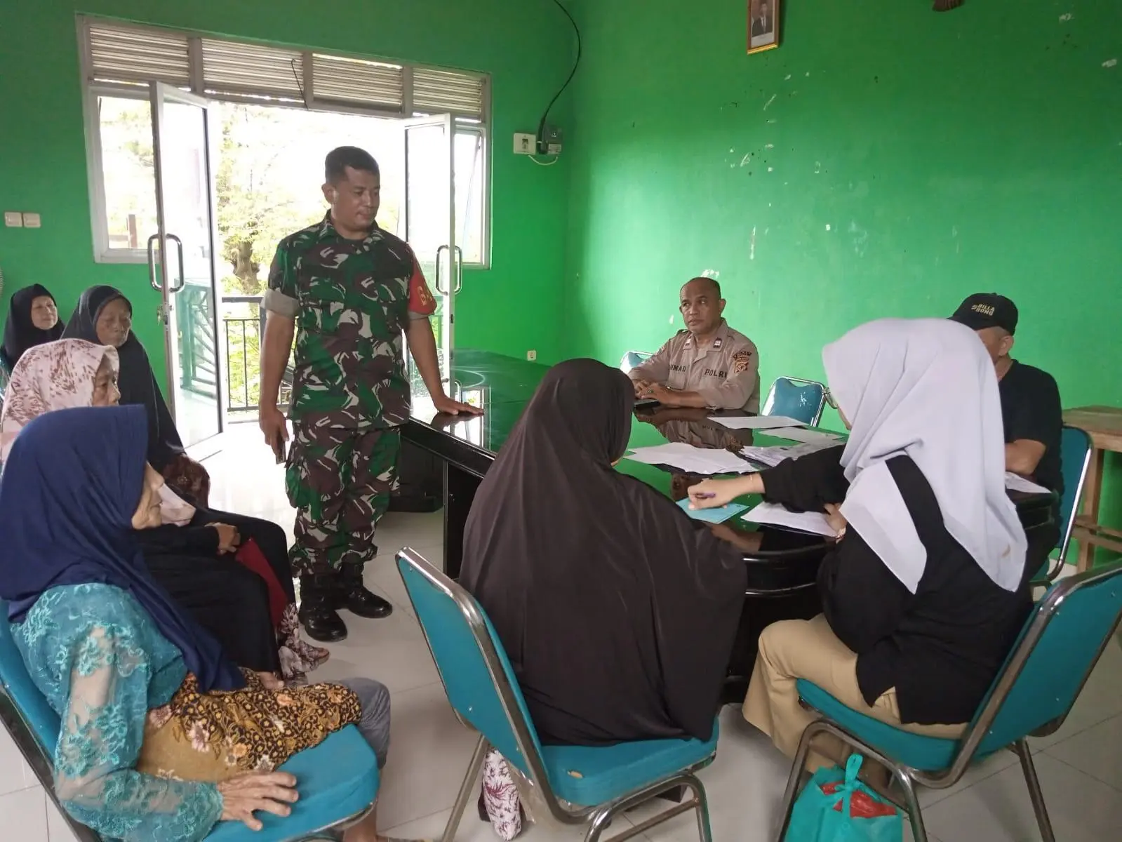 Lansia di Desa Sukatani dapat Bantuan Uang Tunai