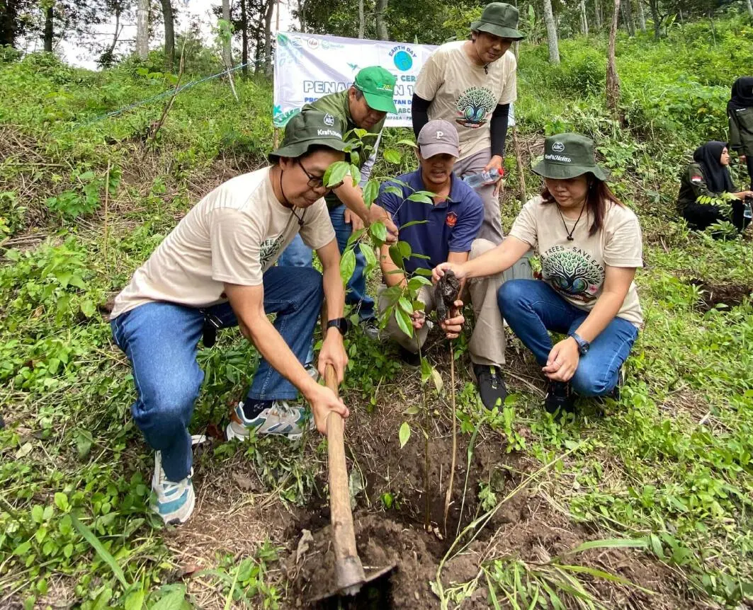 ABC Lanjutkan Program Penanaman 1.000 pohon, Dukung Konservasi Hutan dan Daerah Tangkapan Air di Jawa Timur