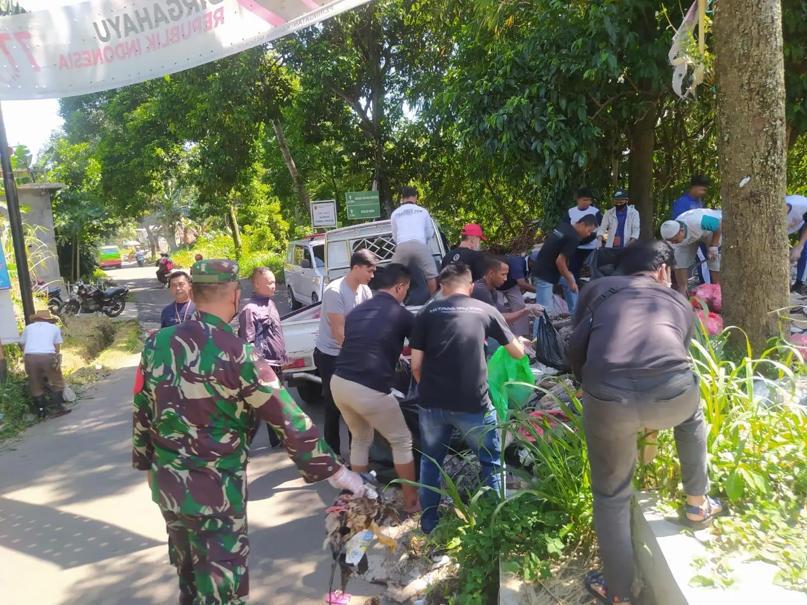 Pemdes Sukaraja bersama Petugas dan Warga Bersihkan Sampah