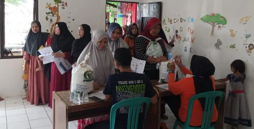 Warga Sukatani Sumringah Terima Bantuan Beras dari Badan Pangan Nasional