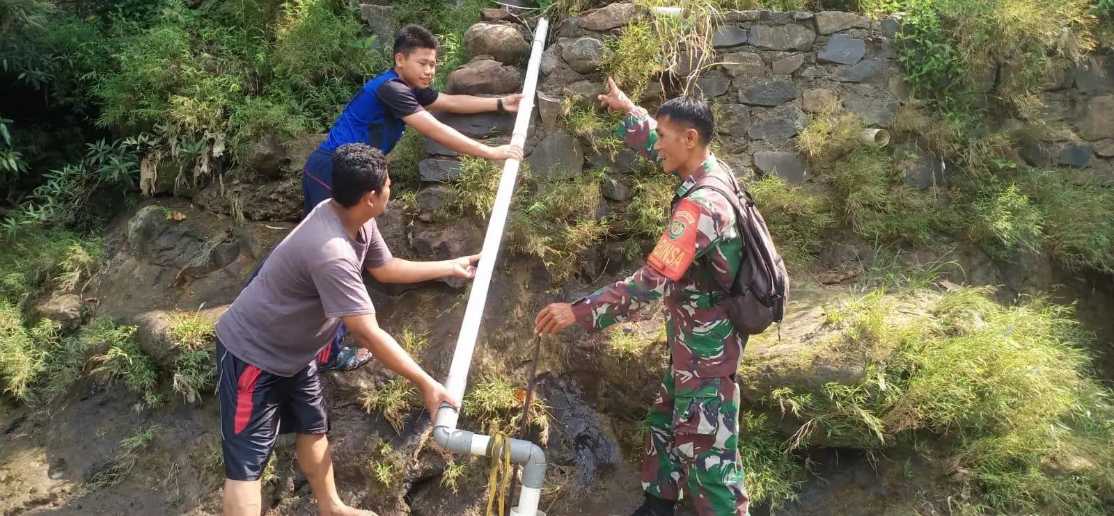 Hasil Pertanian Kurang Bagus, Babinsa Ajak Warga Bersihkan Saluran Irigasi