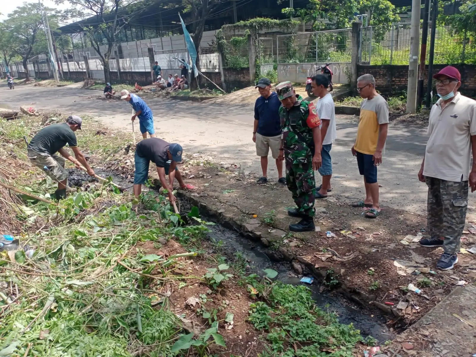 Bersama Warga Babinsa Bersihkan Saluran Drainase