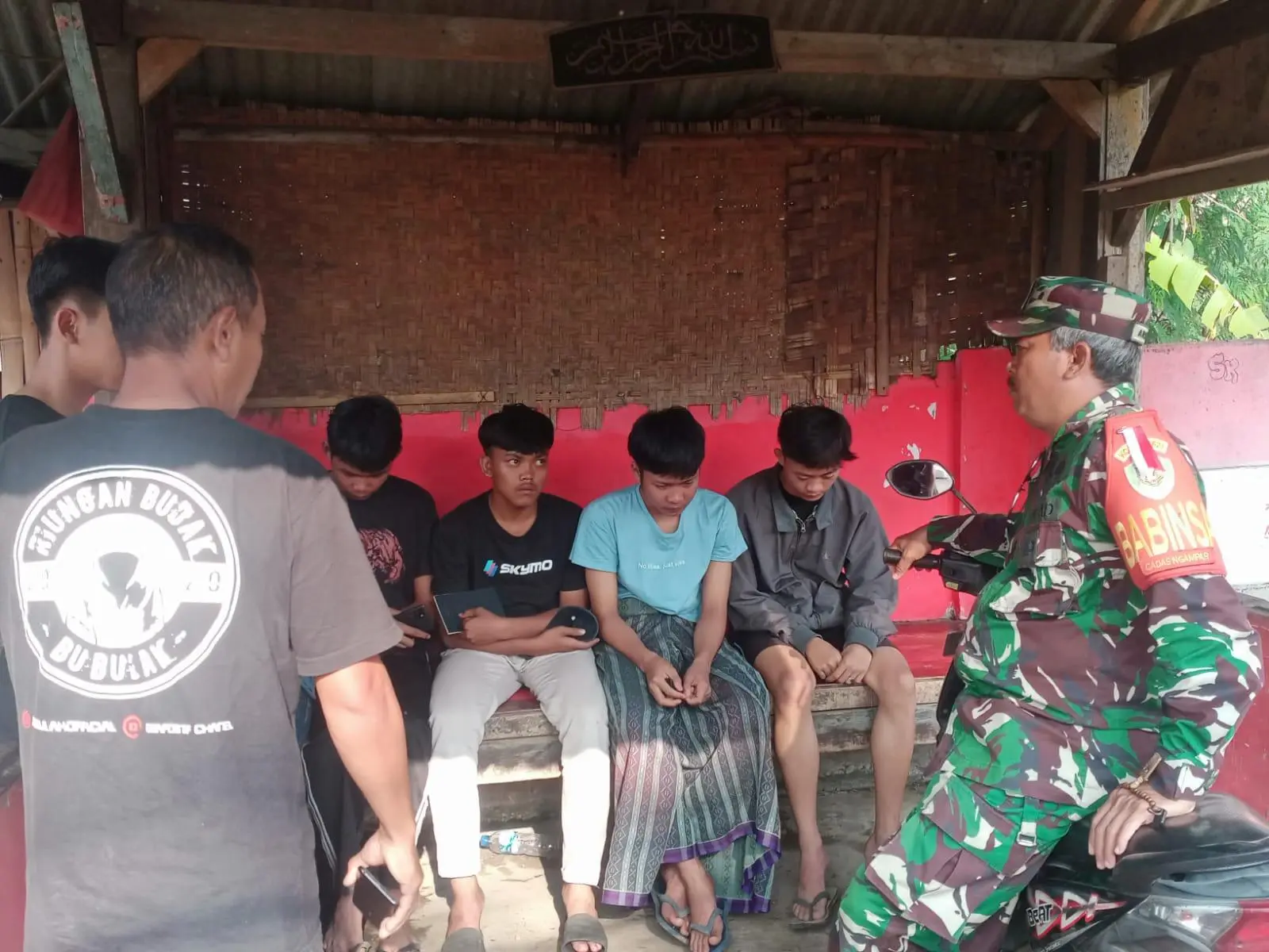 Diduga Akan Tawuran Puluhan Remaja Diberi Himbauan Oleh Babinsa