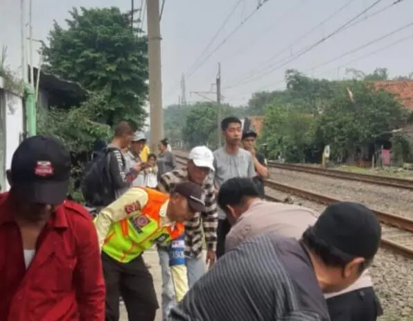 Nanas Pria Berusia 27 Tahun Meninggal Usai Terserempet Kereta Api