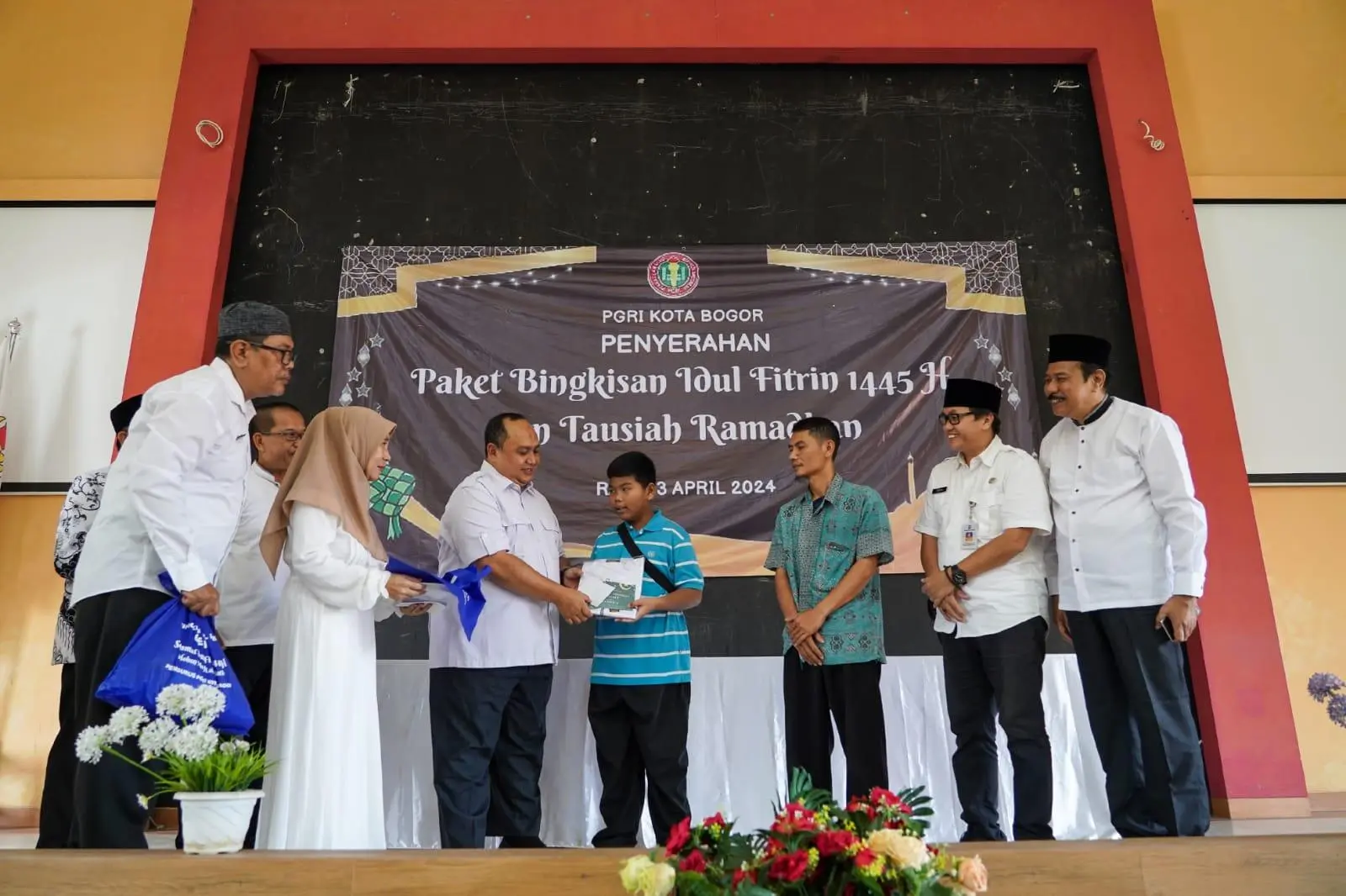 Atang Trisnanto bersama PGRI Kota Bogor Berbagi Bingkisan Idul Fitri