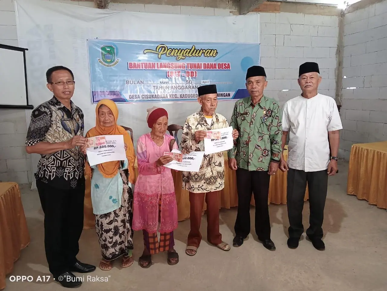 Warga Desa Cisukadana Sumringah Terima Bantuan Uang Rp. 600.000