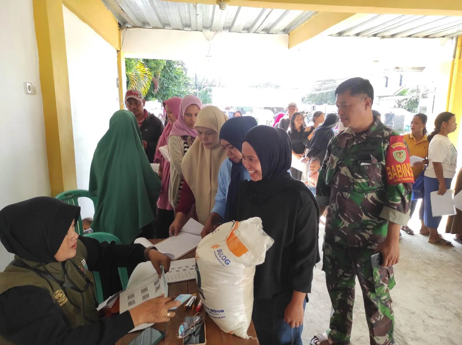 Penyaluran Beras Kemenko PMK Desa Cimandala Bulan Kedua Dikawal Petugas