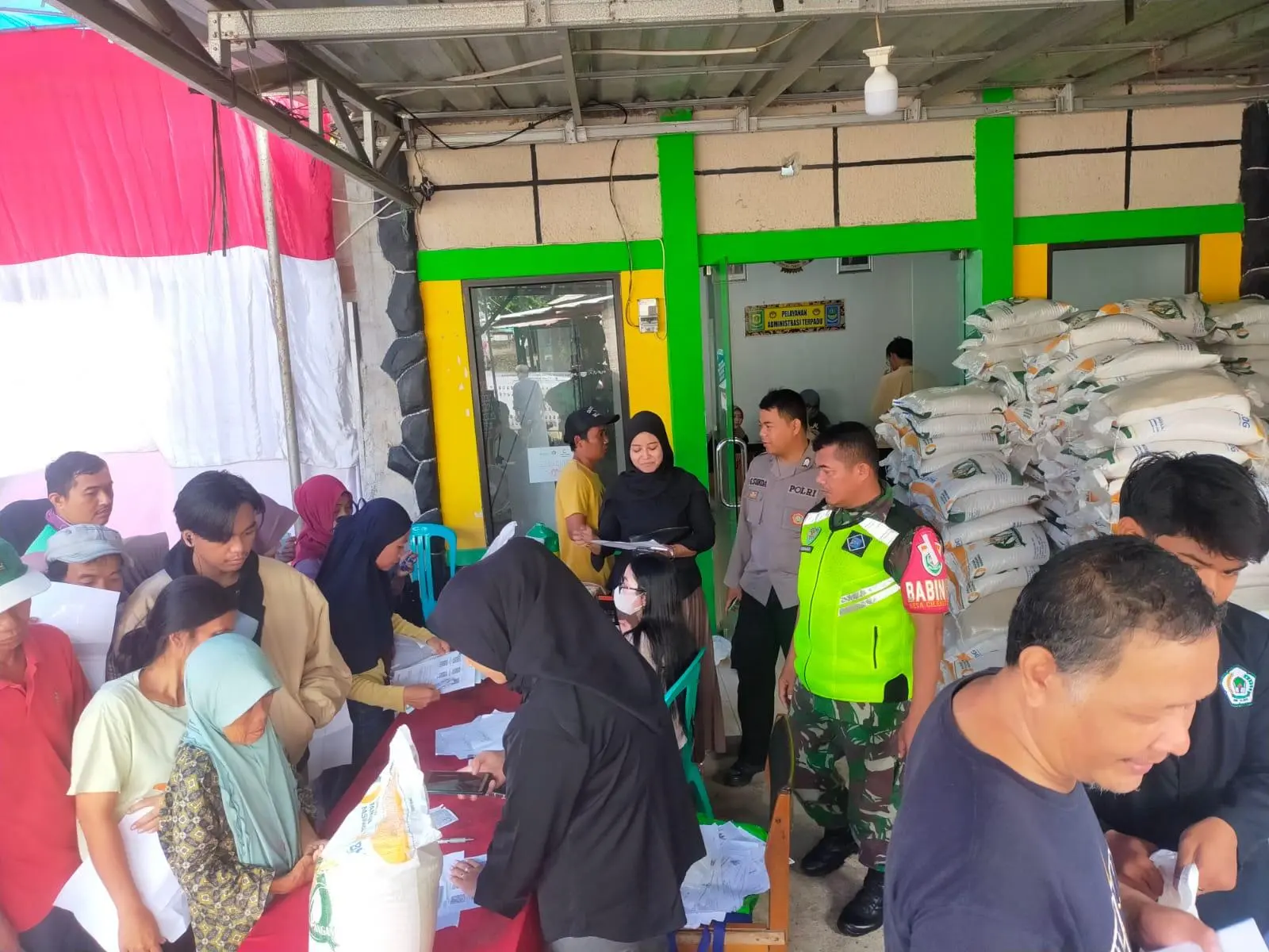 Bansos Beras Kemenko PMK Desa Cilebut Timur Mulai Disalurkan