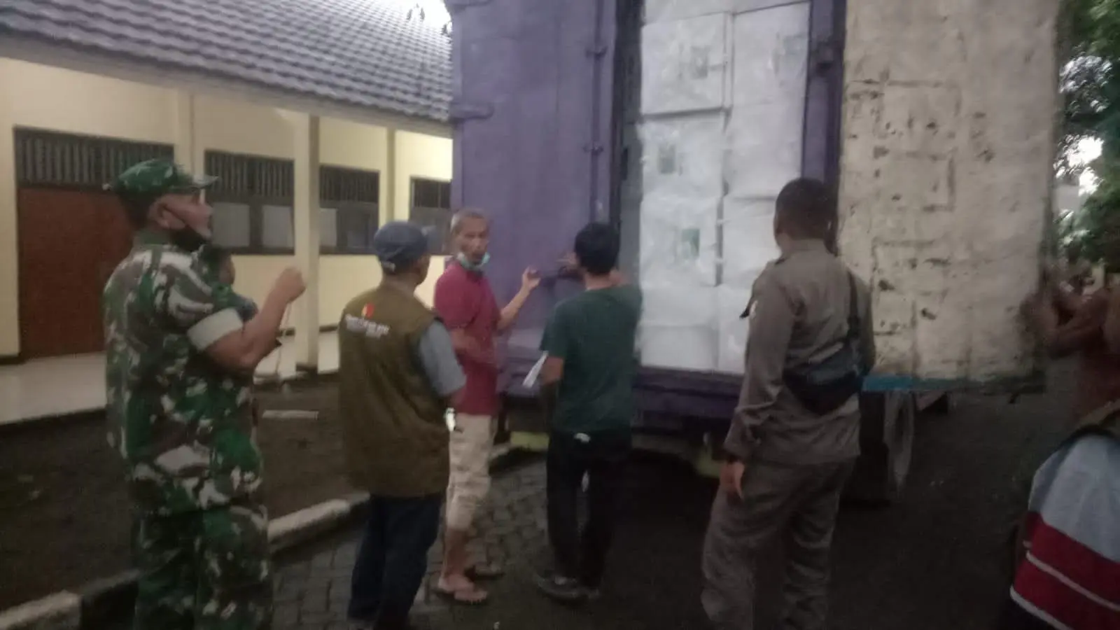 Petugas Lakukan Pengecekan Kotak Suara Pemilu 2024