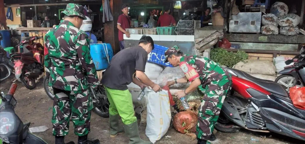 Karya Bhakti Zona Satu Koramil 0621-02/Sukaraja Bersihkan Sampah Pasar Ciluar