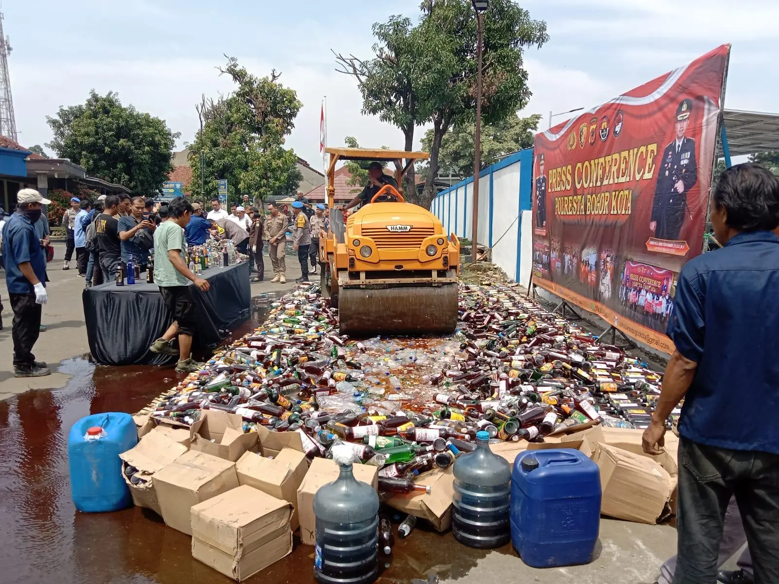 Jelang Tahun Baru, Polresta Bogor Kota Musnahkan Ribuan Miras dan Petasan