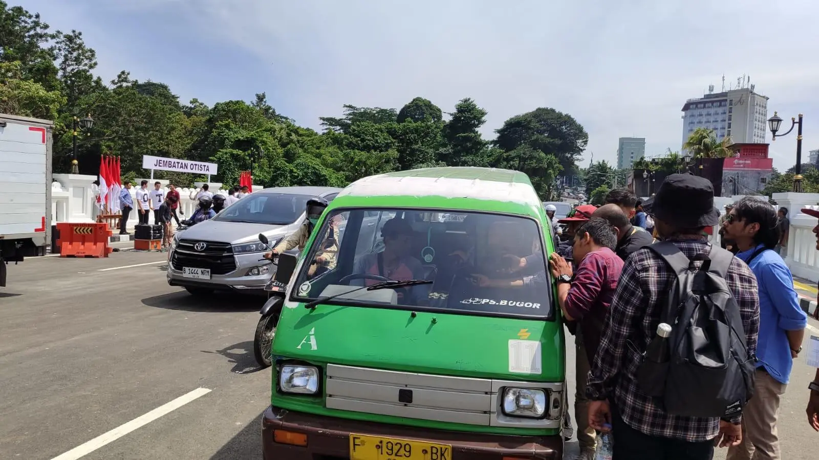 Jembatan Otista Dibuka, Supir Angkot Bahagia