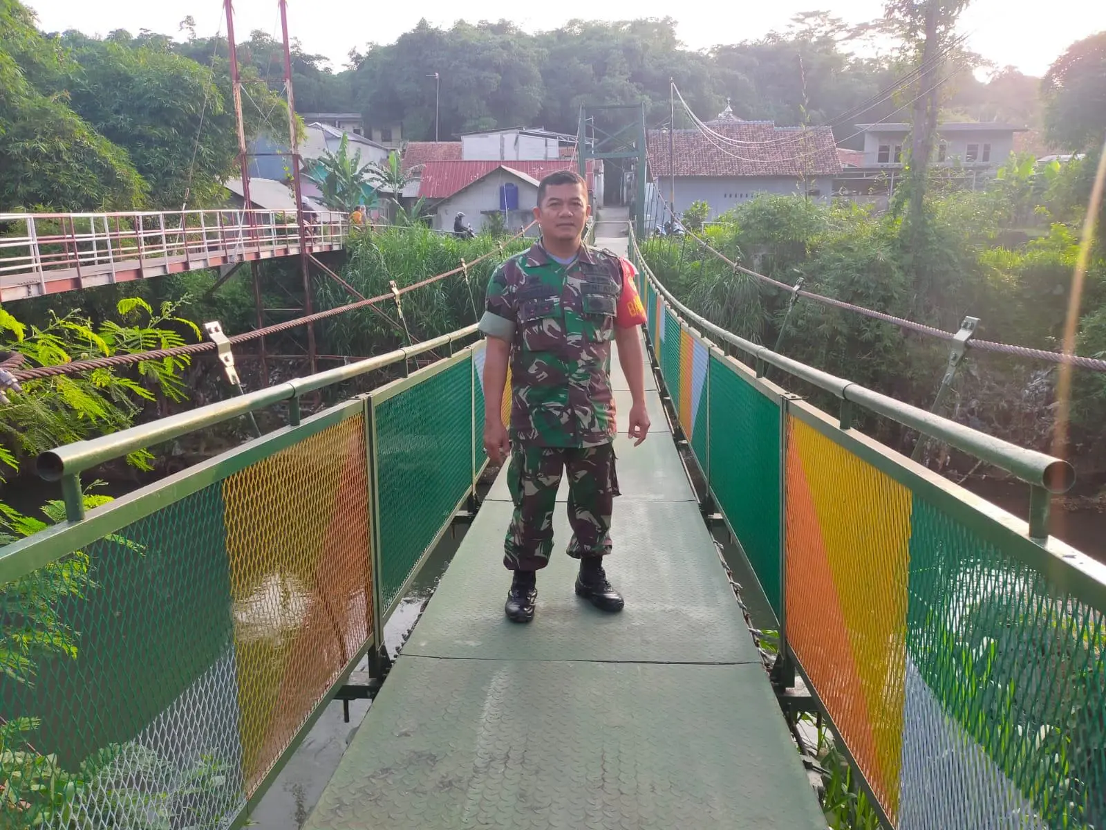 Babinsa Cilebut Timur Pantau Pengerjaan Jembatan Rawayan