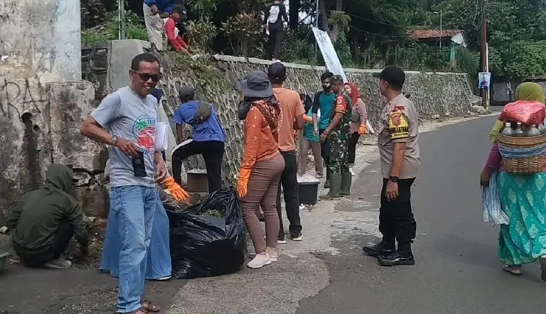 Cegah Banjir, Koramil 0605/Bogor Utara Lakukan Pembersihan Jalan dan Solokan
