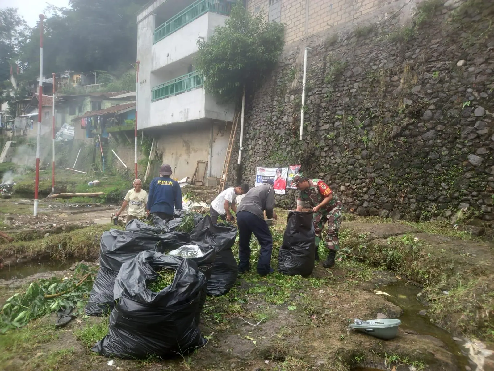 Antisipasi Banjir Koramil 0603/Bogor Timur Lakukan Pembersihan Bantaran Sungai Ciliwung